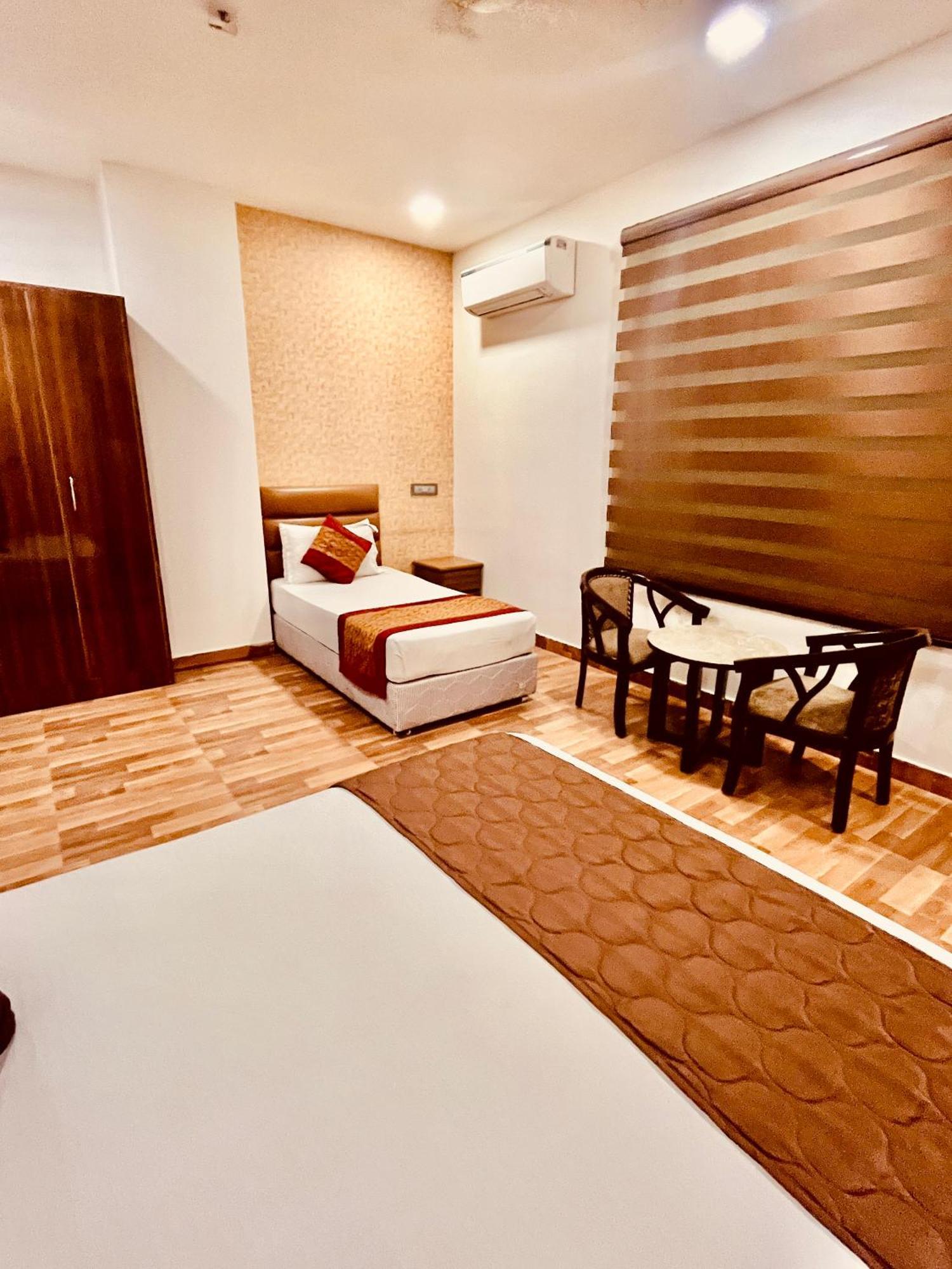 Amora Rooms Dwarka New Delhi Exterior photo